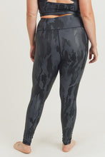 Load image into Gallery viewer, CURVY Camo Foil Highwaist Leggings