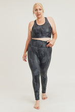 Load image into Gallery viewer, CURVY Camo Foil Highwaist Leggings